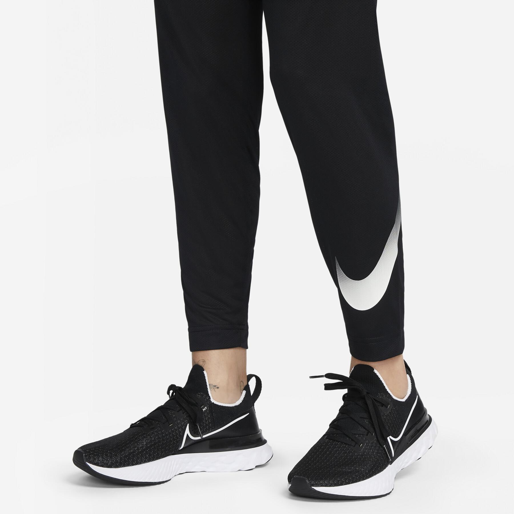 Jogging woman Nike Dri-FIT Swoosh Run